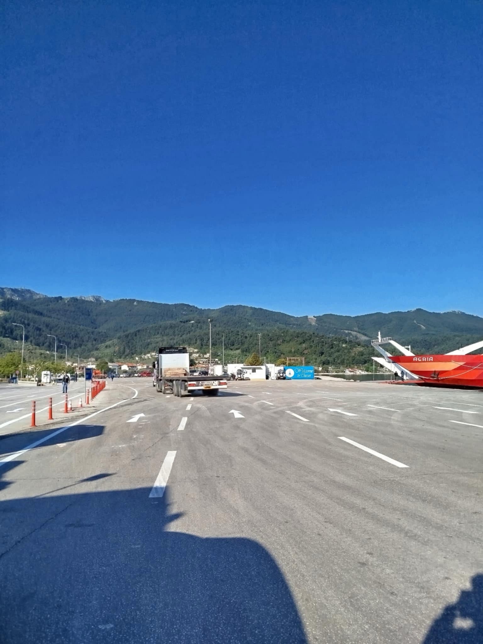 Διαγραμμίσεις-στο-λιμάνι-του-Λιμένα-της-Θάσου