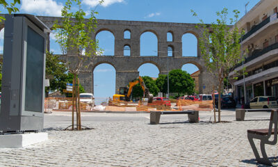 Οθόνες-Πληροφόρησης-και-Έξυπνα-Παγκάκια-στο-Ανοιχτό-Κέντρο-Εμπορίου