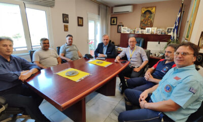 Ο-Διευθυντής-του-Παραρτήματος-ΕΚΑΒ-Καβάλας-στον-Δήμαρχο-Θάσου