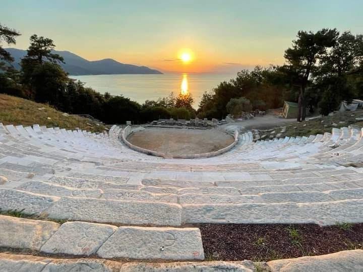 Ξεκινούν-οι-κρατήσεις-για-τη-θεατρική-παράσταση-“Θραύσματα”-του-Ευριπίδη-στο-Αρχαίο-Θέατρο-Θάσου