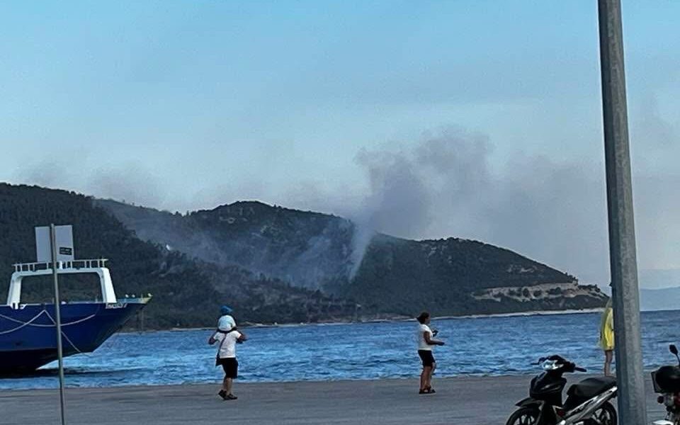 Βελτιωμένη-η-εικόνα-της-πυρκαγιάς-–-Ενισχύσεις-από-Καβάλα-και-Κεραμωτή,-συνεχείς-ρίψεις-από-αέρος