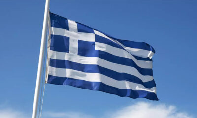 Αλλοδαπός-κατέβασε-και-έκαψε-ελληνική-σημαία