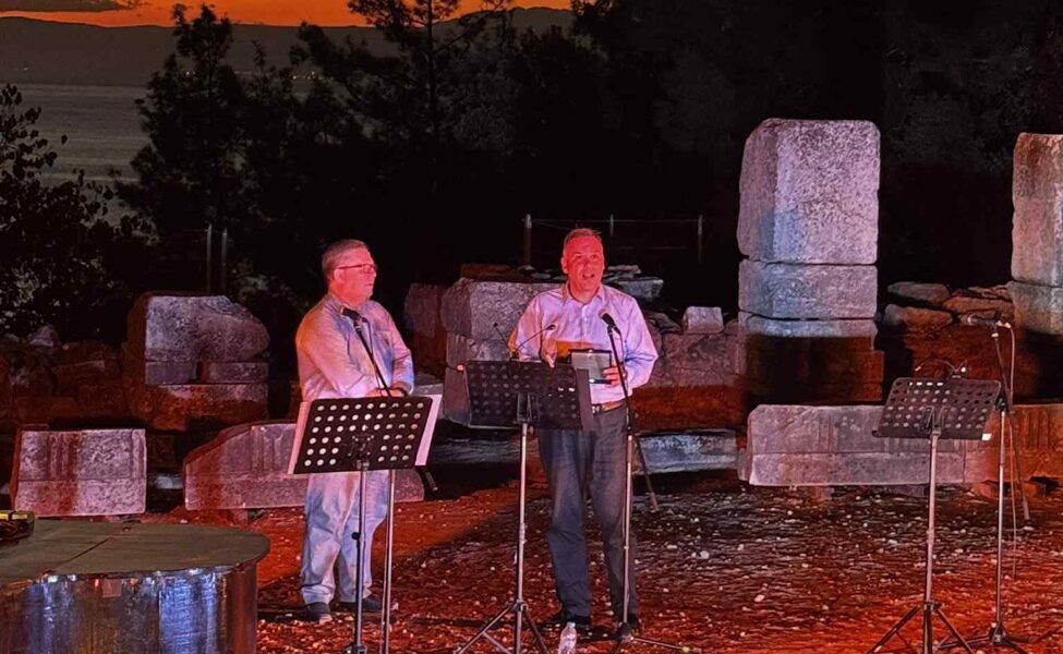 «Αυγουστιάτικο-φεγγάρι-στο-Αρχαίο-Θέατρο-Θάσου-–-Μια-βραδιά-γεμάτη-μουσική-και-συγκίνηση»