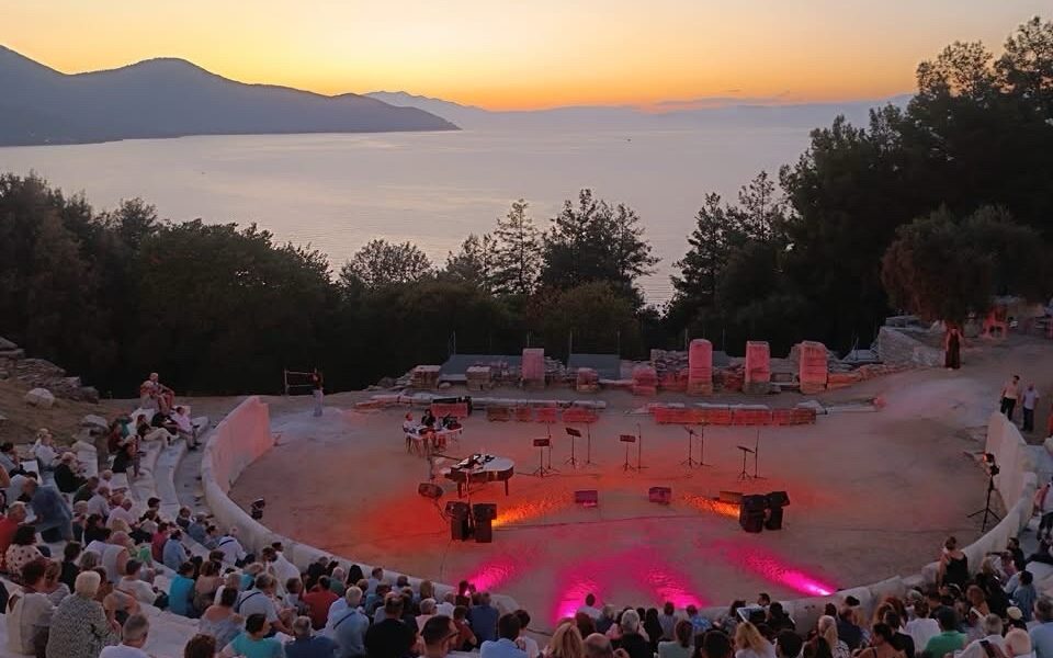 «Μουσική-βραδιά-με-το-αυγουστιάτικο-φεγγάρι-στο-αρχαίο-θέατρο-Θάσου»