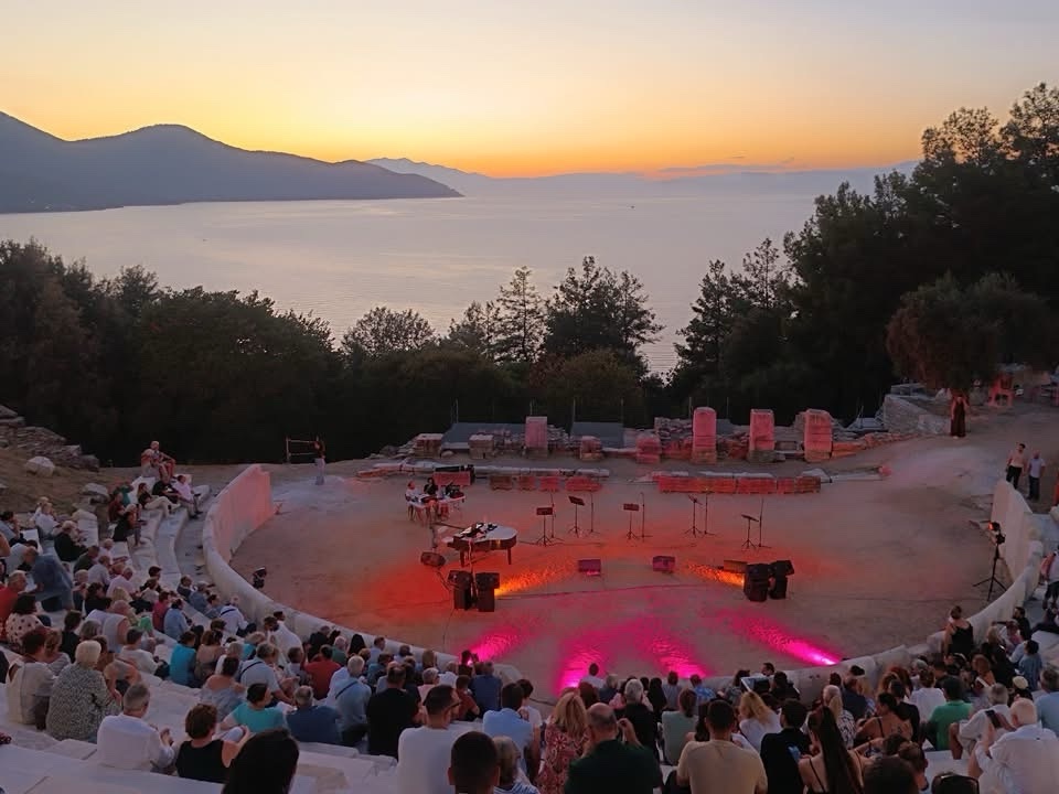 «Μουσική-βραδιά-με-το-αυγουστιάτικο-φεγγάρι-στο-αρχαίο-θέατρο-Θάσου»