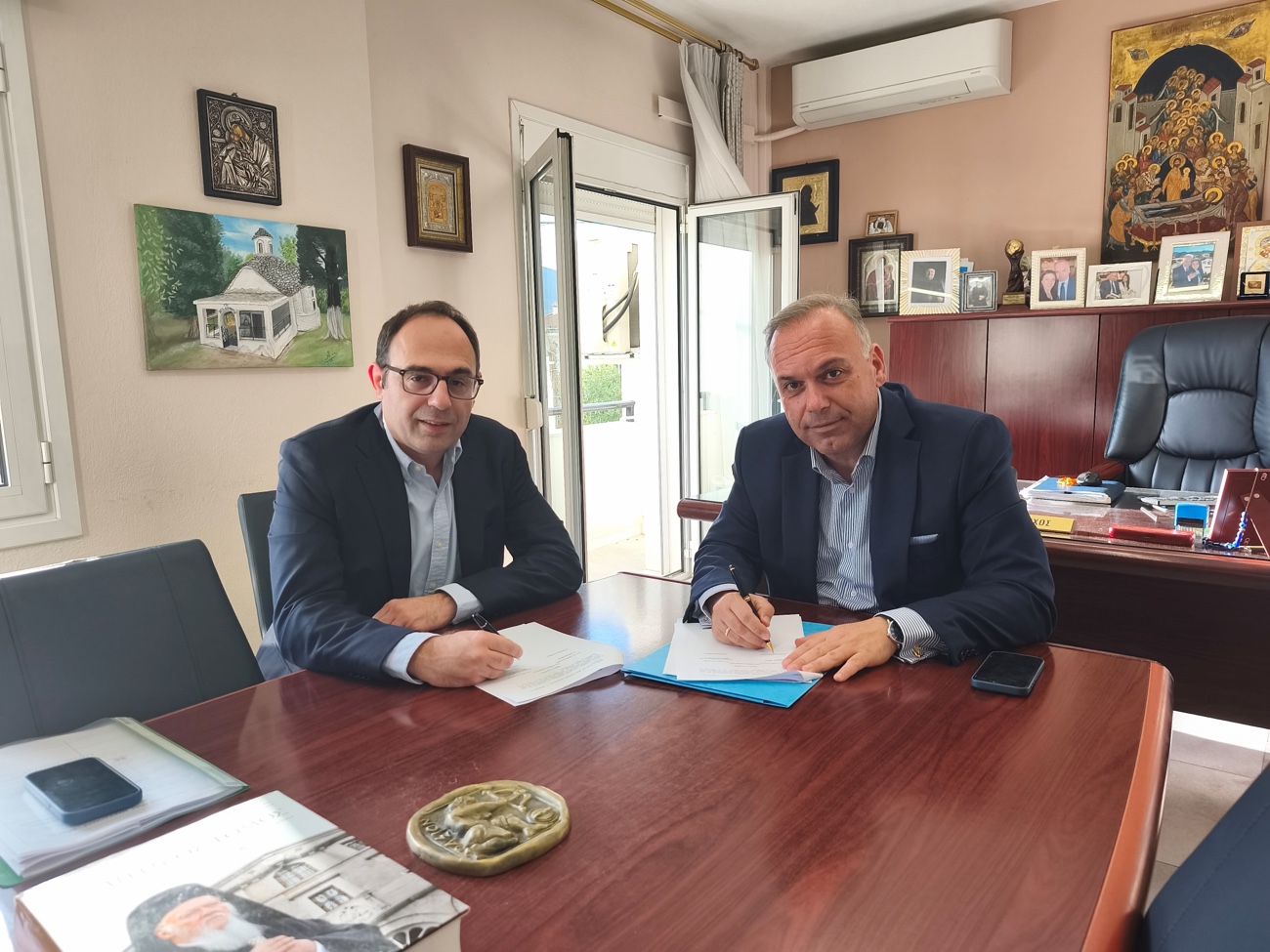 Υπογραφή-σύμβασης-του-έργου:-Ασφαλτοστρώσεις-Δήμου-Θάσου-2025