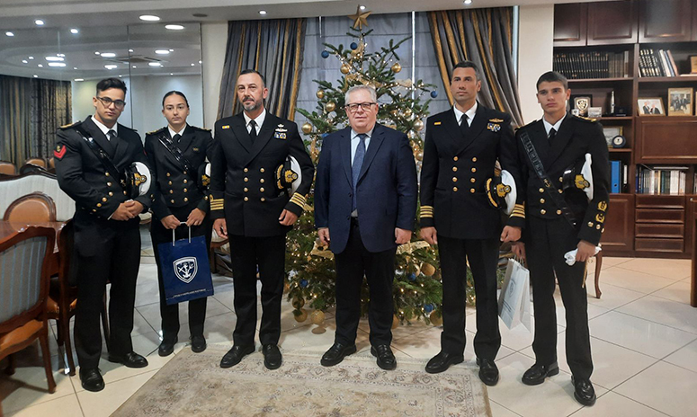 Αντιπροσωπεία-της-Σχολής-Ναυτικών-Δοκίμων-στον-Θ.-Μαρκόπουλο