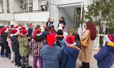 Μαθητές-του-1ου-Δημοτικού-Σχολείου-Θάσου-έψαλαν-τα-κάλαντα-στον-δήμαρχο-Θάσου-και-πρόσφεραν-βοήθεια-σε-συνδημότες