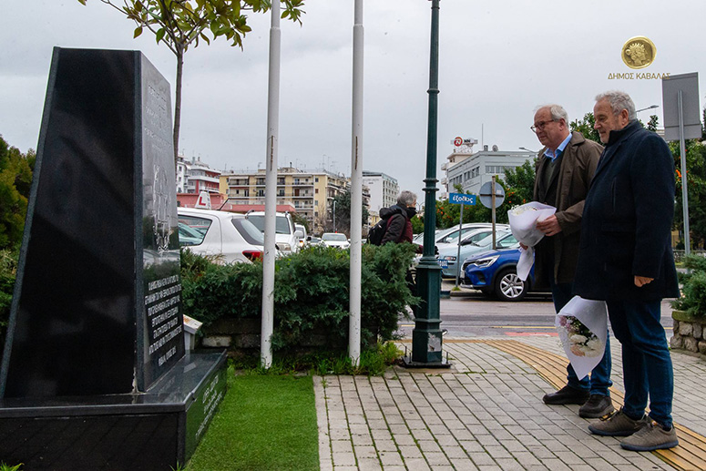 Κατάθεση-λουλουδιών-στο-Εβραϊκό-Μνημείο-από-τον-Δήμαρχο-Καβάλας
