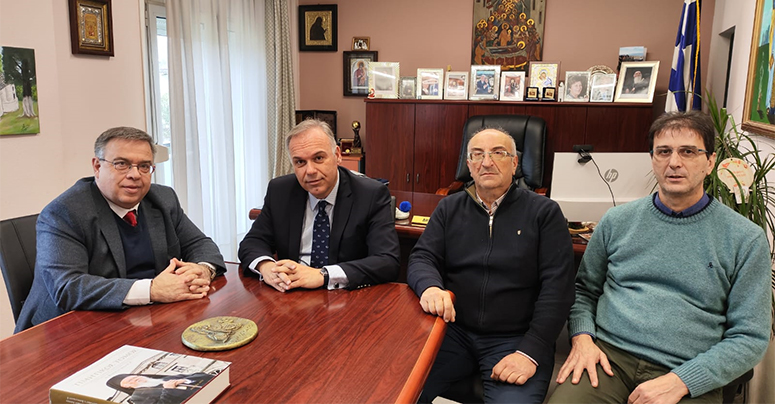 Ο-Γραμματέας-της-Αποκεντρωμένης-Διοίκησης-Μακεδονίας-Θράκης-στον-Δήμαρχο-Θάσου