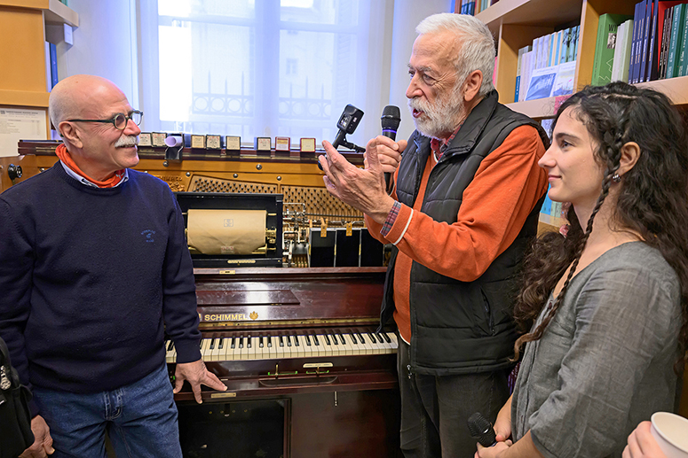 «Ο-ήχος-του-διάτρητου-χαρτιού»-με-την-Τότα-Ευλαβή-και-τον-Αργύρη-Μπακιρτζή