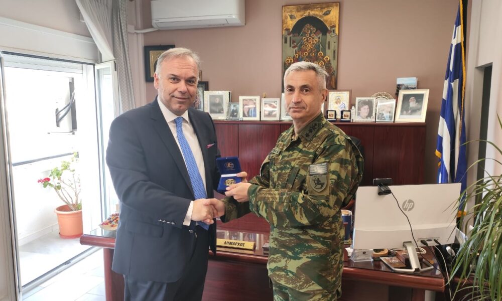 Εθιμοτυπική-επίσκεψη-του-Διοικητή-της-20ης-Τεθωρακισμένης-Μεραρχίας-στο-Δήμαρχο-Θάσου