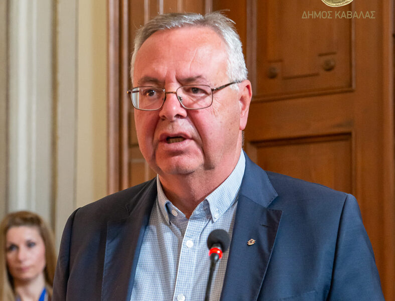 Ο-Αρχέλαος-Γρανάς-πλέκει-το-εγκώμιο-της-Εύας-Οικονόμου-–-Βαμβακά