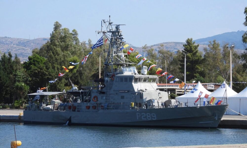 Πολεμικό-πλοίο-στο-λιμάνι-της-Θάσου-για-την-25η-Μαρτίου