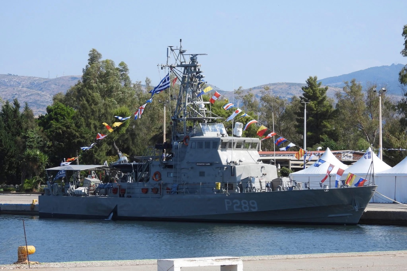Πολεμικό-πλοίο-στο-λιμάνι-της-Θάσου-για-την-25η-Μαρτίου