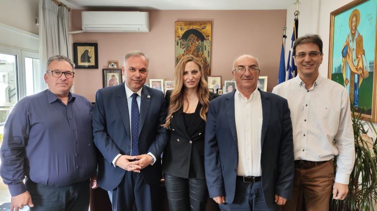 Η-Συντονίστρια-του-Γραφείου-του-Πρωθυπουργού-στη-Βόρεια-Ελλάδα-στον-Δήμαρχο-Θάσου