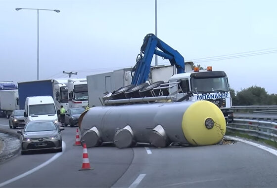 Καβάλα:-Βυτιοφόρο-ανατράπηκε-στην-Εγνατία-Οδό