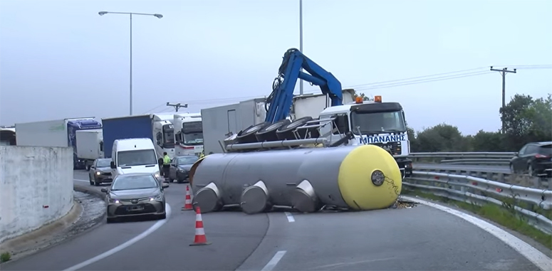 Καβάλα:-Βυτιοφόρο-ανατράπηκε-στην-Εγνατία-Οδό