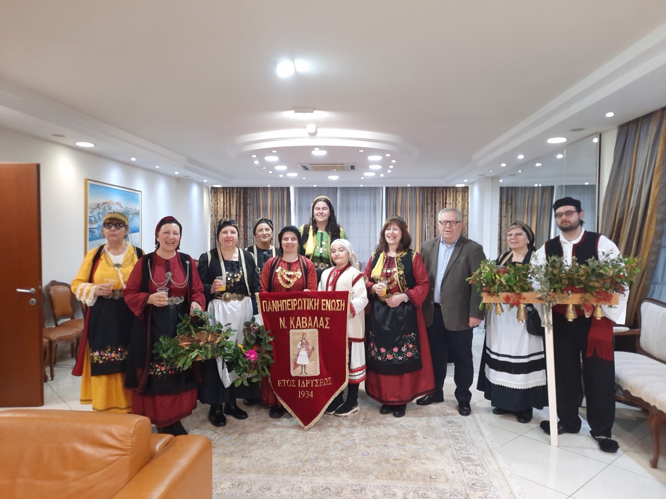 Κάλαντα-του-Λαζάρου-σήμερα-στην-Καβάλα:-η-Πανηπειρωτική-Ένωση-έψαλε-στον-Αντιπεριφερειάρχη-Θεόδωρο-Μαρκόπουλο