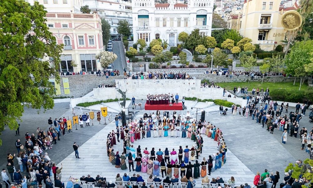 Ποντιακοί-χοροί-και-απόδοση-παραδοσιακών-τραγουδιών-προς-τιμήν-της-προστάτιδος-του-Ποντιακού-Ελληνισμού-Παναγίας-Σουμελά-στον-Δημοτικό-Κήπο