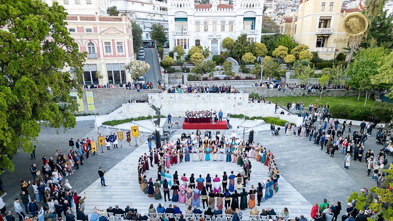 Ποντιακοί-χοροί-και-απόδοση-παραδοσιακών-τραγουδιών-προς-τιμήν-της-προστάτιδος-του-Ποντιακού-Ελληνισμού-Παναγίας-Σουμελά-στον-Δημοτικό-Κήπο