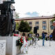 Πρωτομαγιά:-Κατάθεση-λουλουδιών-στην-πλατεία-Καπνεργάτη