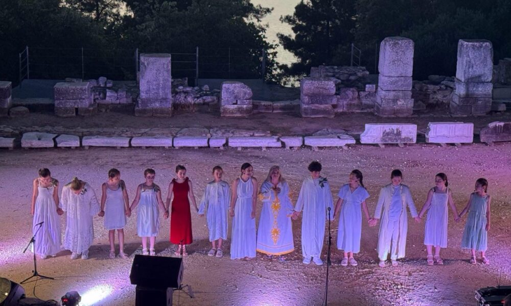 Το-Αρχαίο-Θέατρο-Θάσου-γέμισε-ζωή-από-τους-νέους-του-νησιού-–-Συγχαρητήρια-και-ευχαριστίες-μετά-τη-συγκινητική-παράσταση