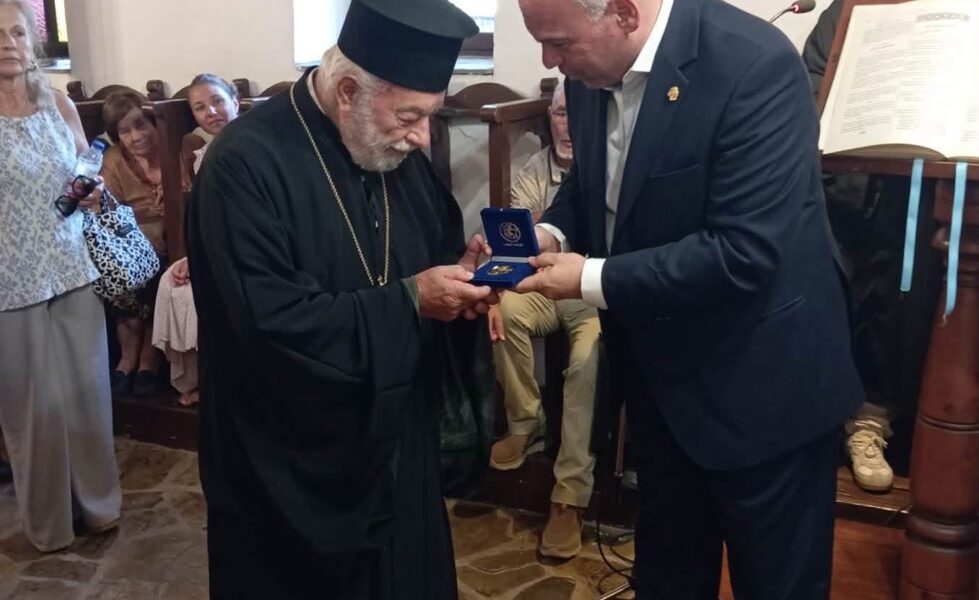 Τιμητική-διάκριση-του-πατέρα-Δημητρίου-Τυρολόγου-από-τον-Δήμο-Θάσου-για-την-πολυετή-προσφορά-του