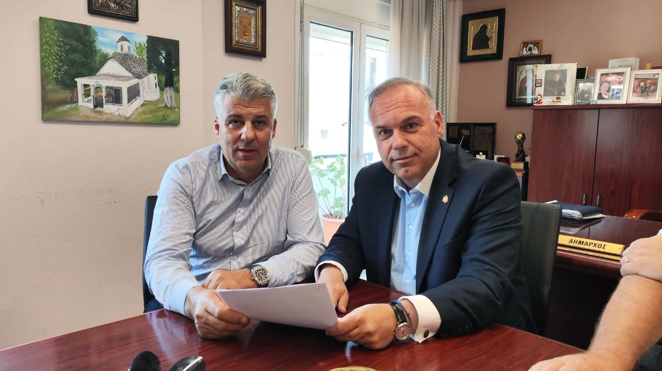 Επίσκεψη-του-Περιφερειάρχη-ΑΜΘ-στο-Δήμαρχο-ΘάσουΈνταξη-του-έργου:-“Περιμετρικός-Αγωγός-Όμβριων-Υδάτων-Περιοχής-Καλυβίων-Λιμεναρίων”