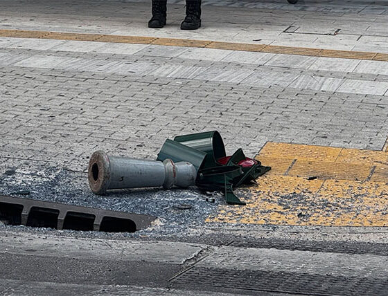 Τουριστικό-λεωφορείο-παρέσυρε-φωτεινό-σηματοδότη