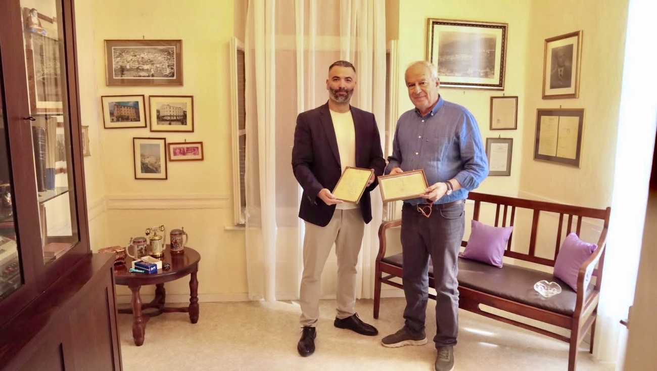 Δωρεά-αρχειακού-υλικού-και-φωτογραφιών-στο-Μουσείο-Καπνού