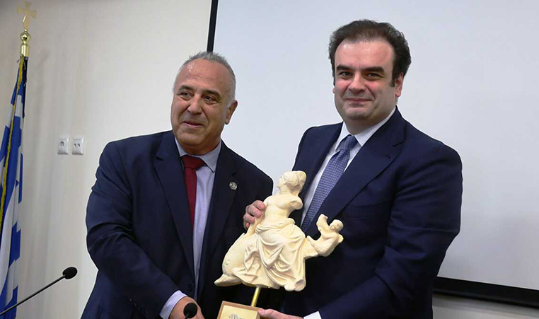 Επίτιμο-μέλος-του-Επιμελητηρίου-Καβάλας-ο-Κυριάκος-Πιερρακάκης